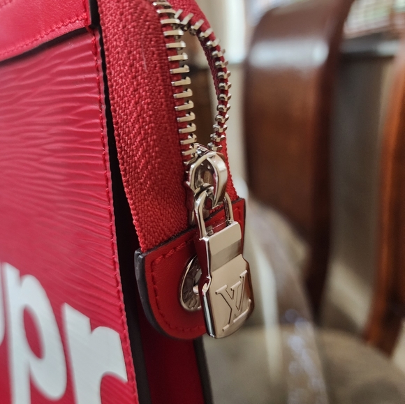 Suprime lv clutch - Picture 4 of 8